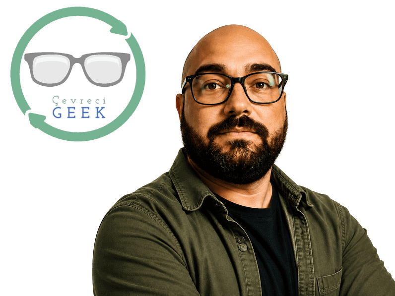 Çevreci Geek logosu ve erkek portresi, teknoloji ve çevre teması vurgulanıyor.